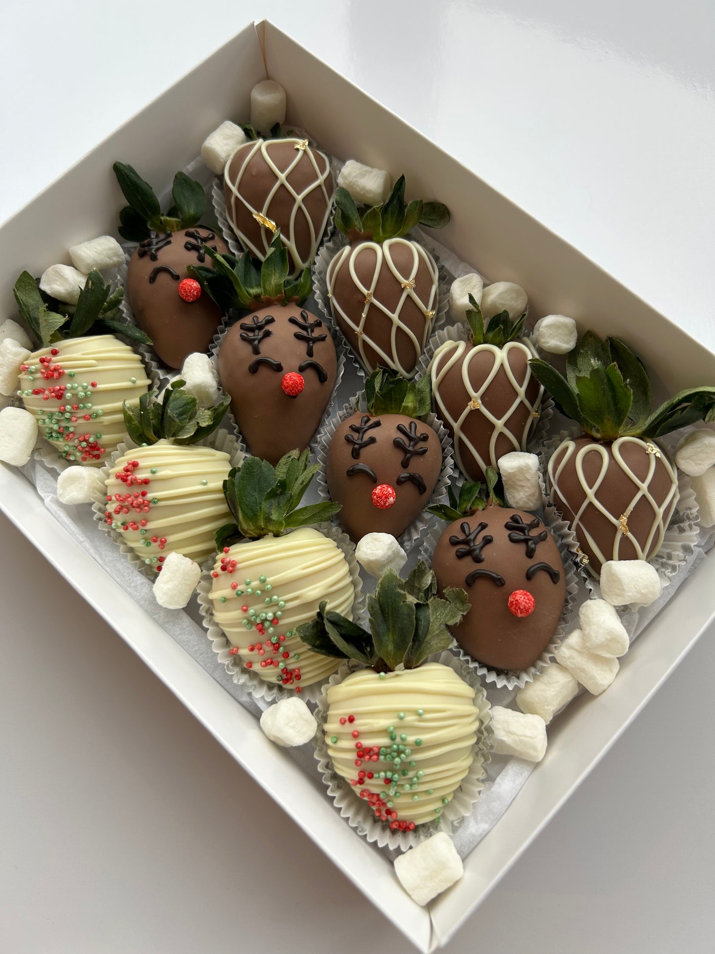 *Christmas-Themed Chocolate-Covered Strawberries – Box of 12