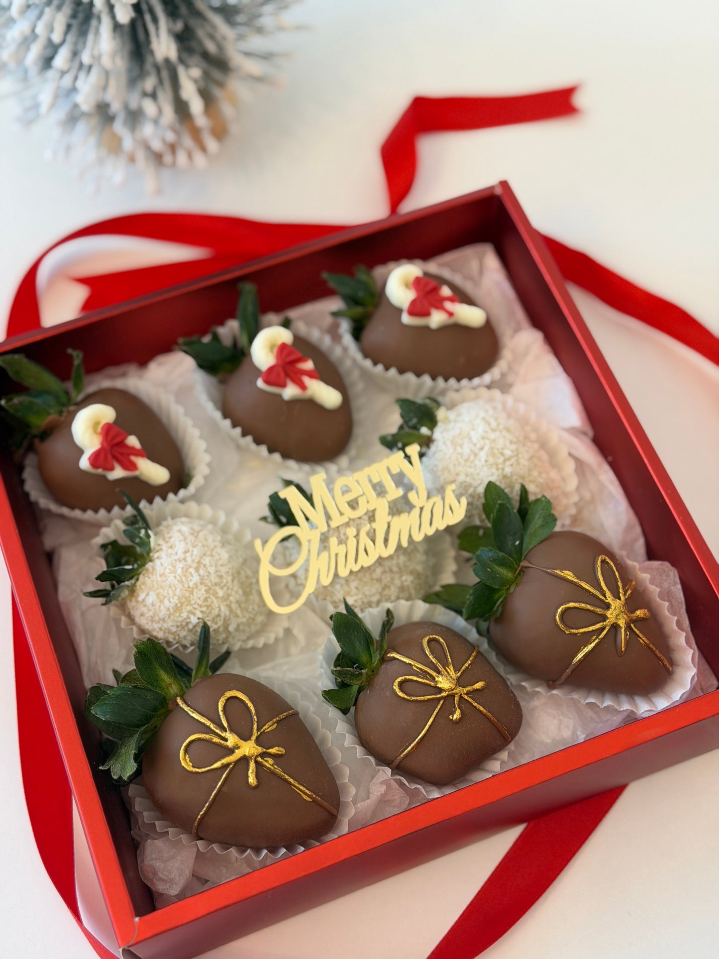 *Christmas & New Year Chocolate-Covered Strawberries – Festive Gift Box (9 pcs)