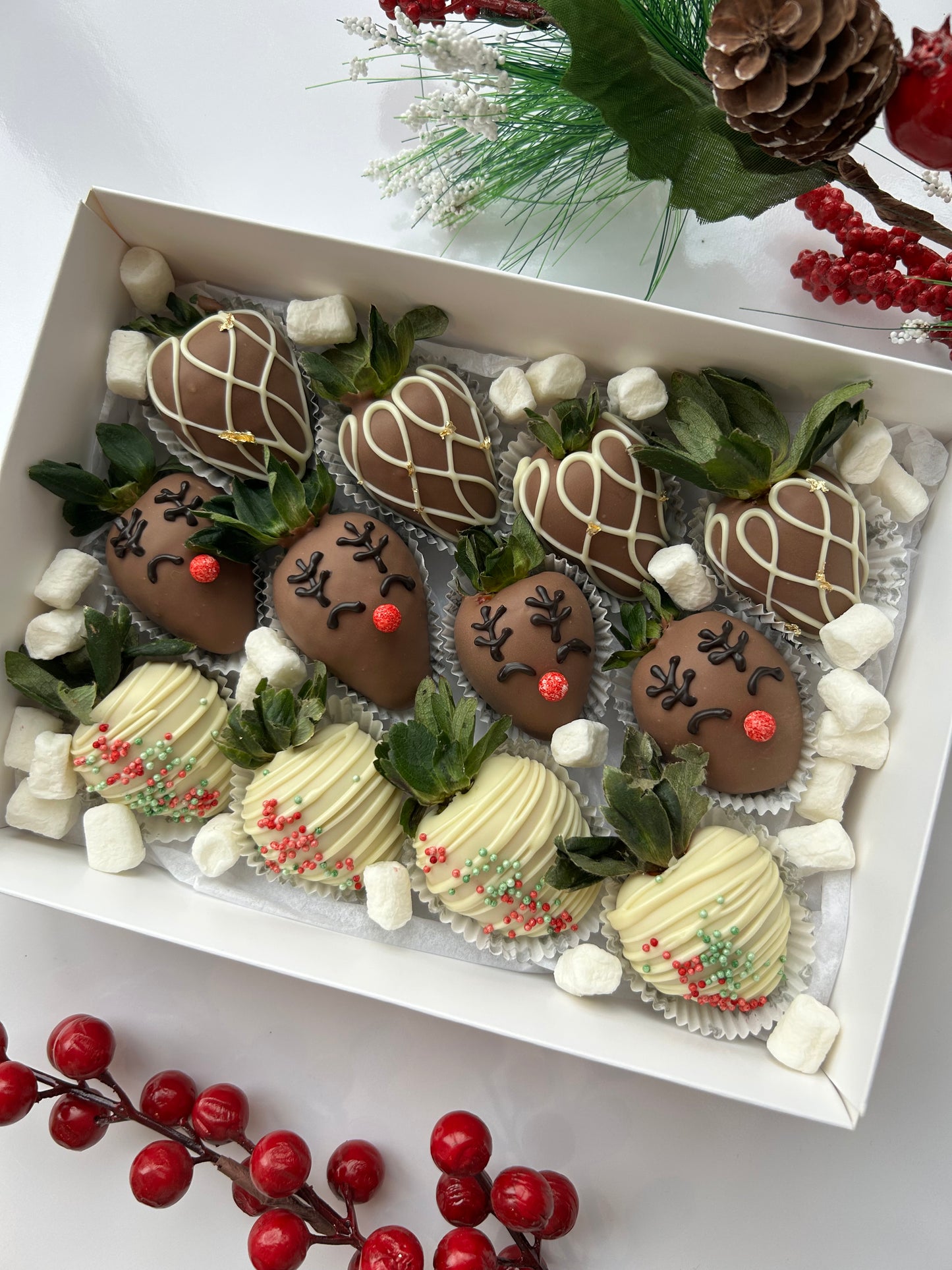 *Christmas-Themed Chocolate-Covered Strawberries – Box of 12