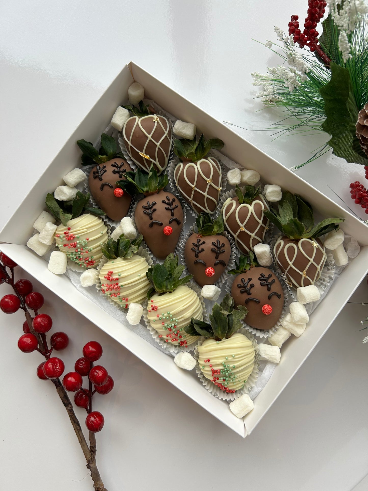 *Christmas-Themed Chocolate-Covered Strawberries – Box of 12