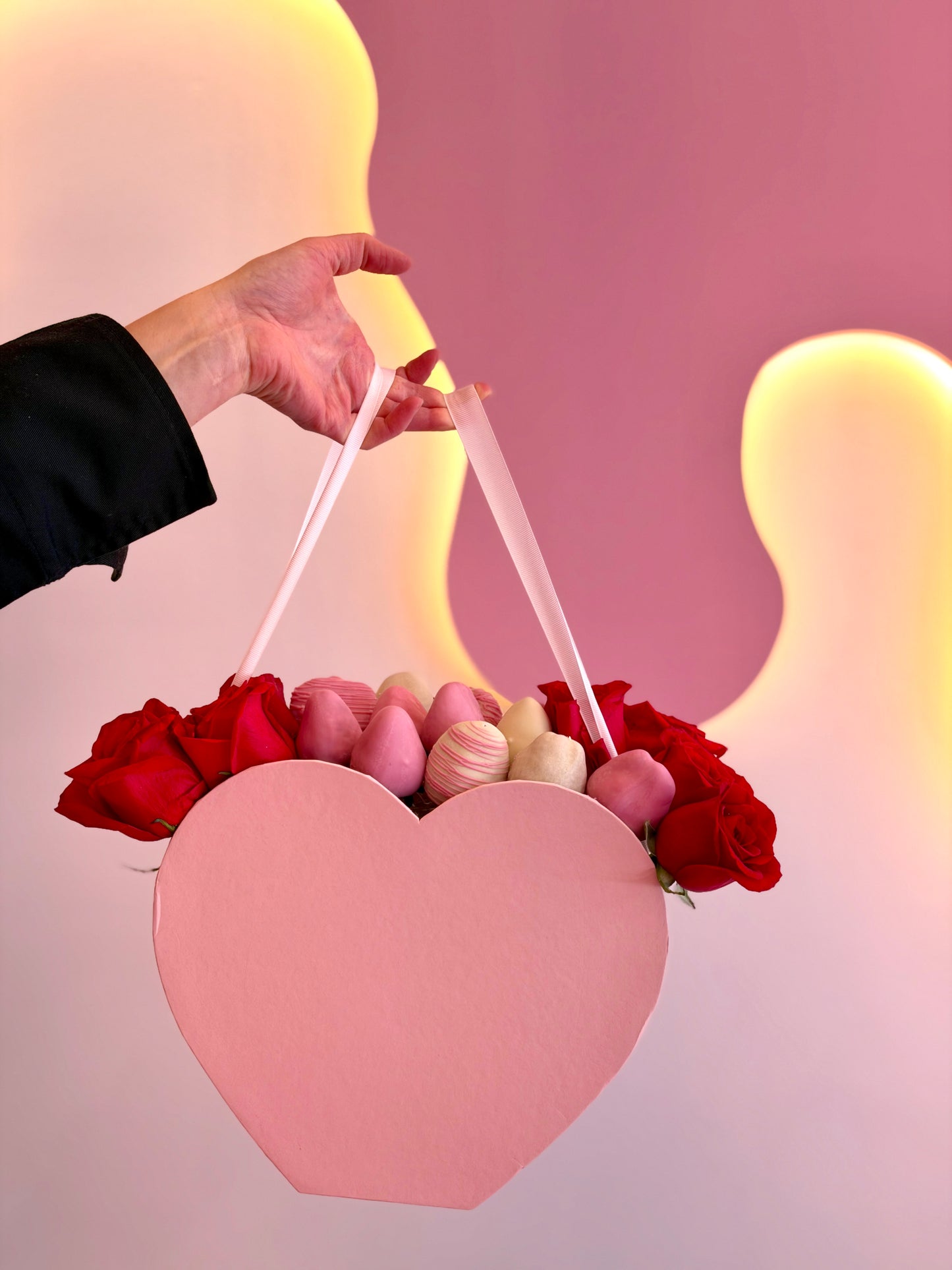 *Luxury Rose & Belgian Chocolate Dipped Strawberry Gift Box – Pink Heart Box