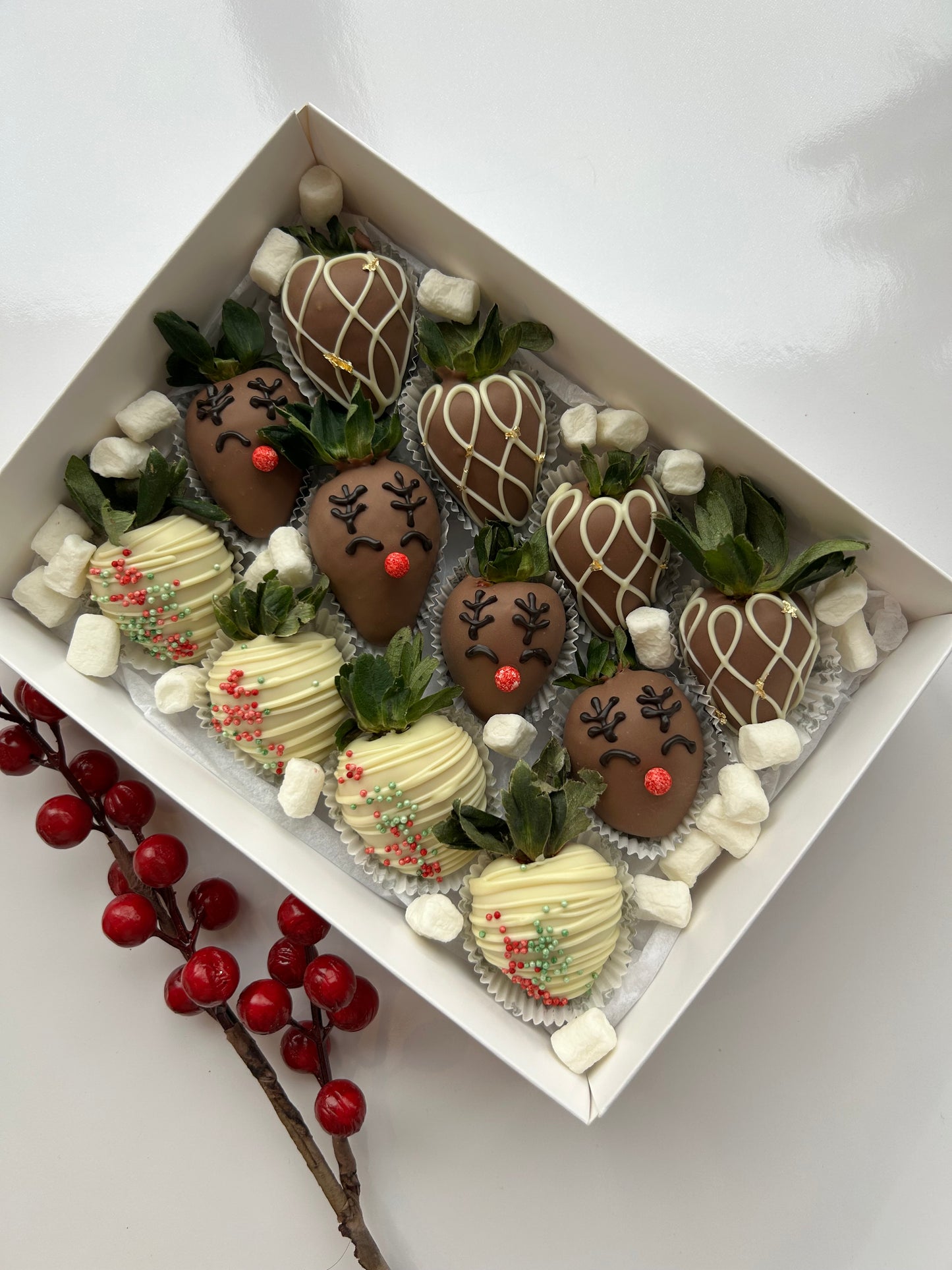 *Christmas-Themed Chocolate-Covered Strawberries – Box of 12