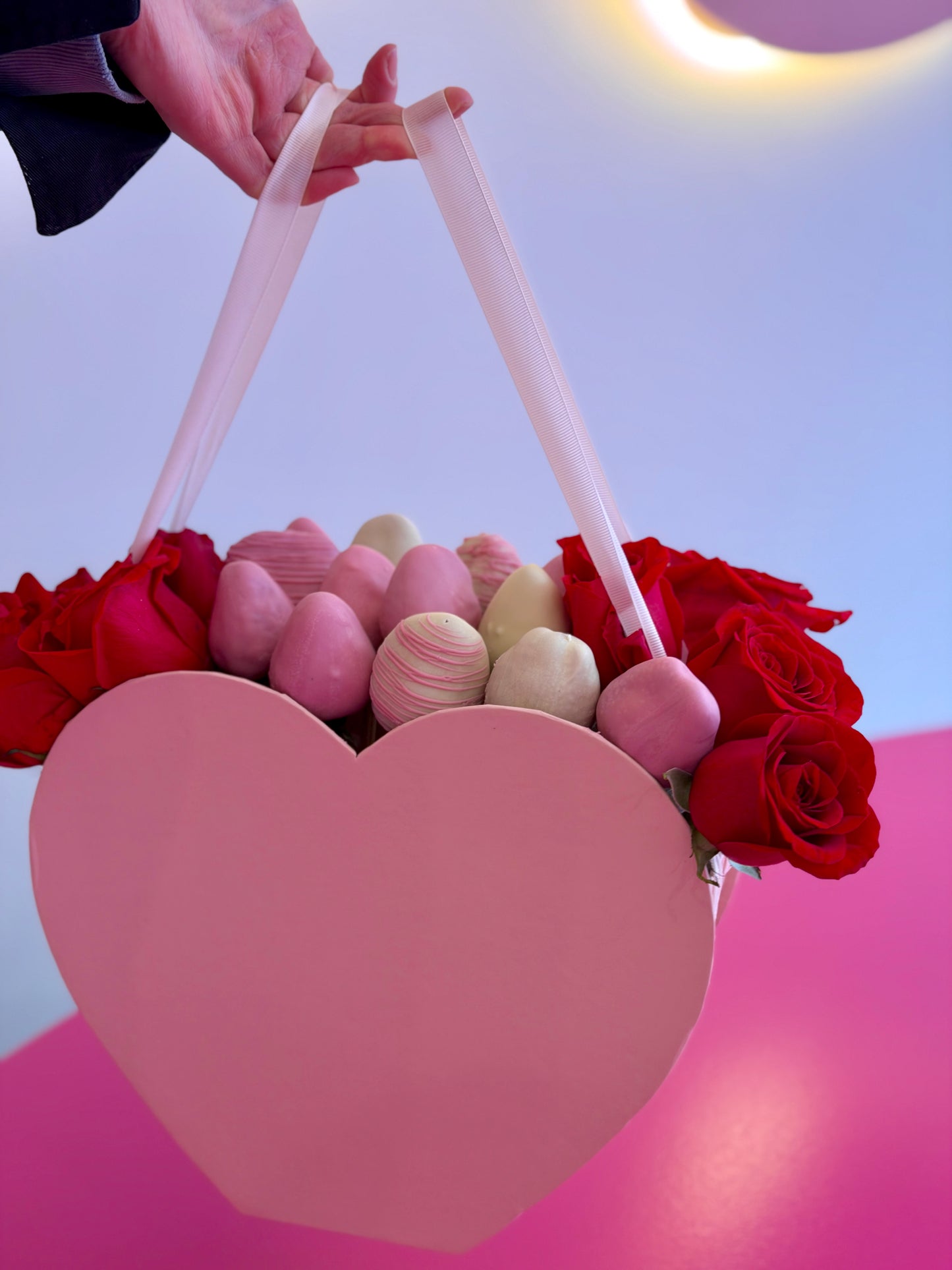 *Luxury Rose & Belgian Chocolate Dipped Strawberry Gift Box – Pink Heart Box