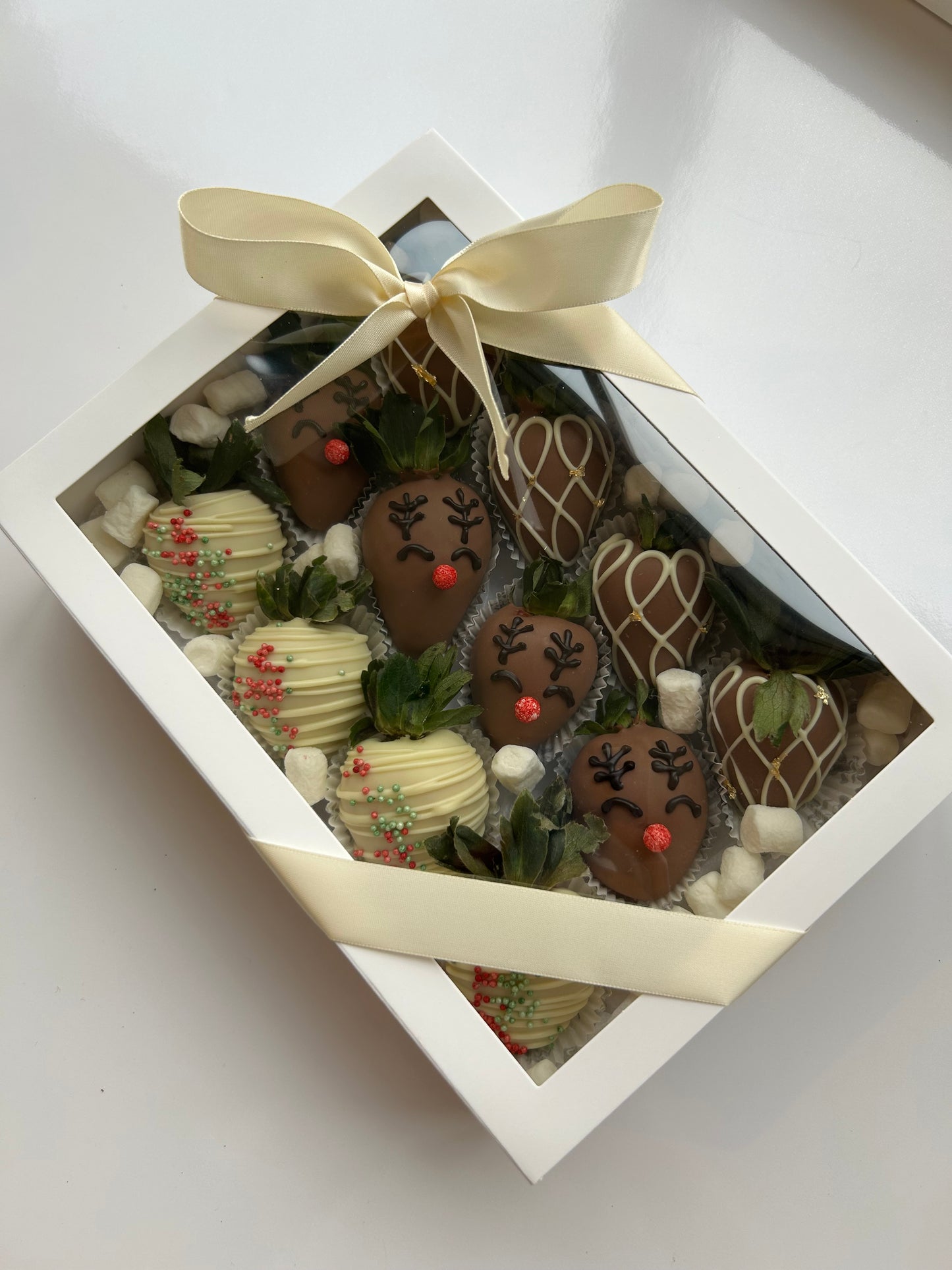*Christmas-Themed Chocolate-Covered Strawberries – Box of 12