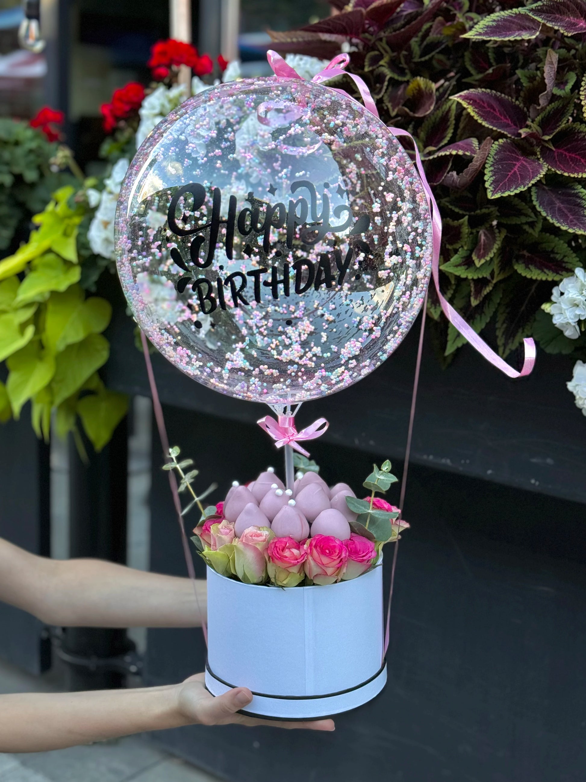 Bobo balloon with roses and strawberries 