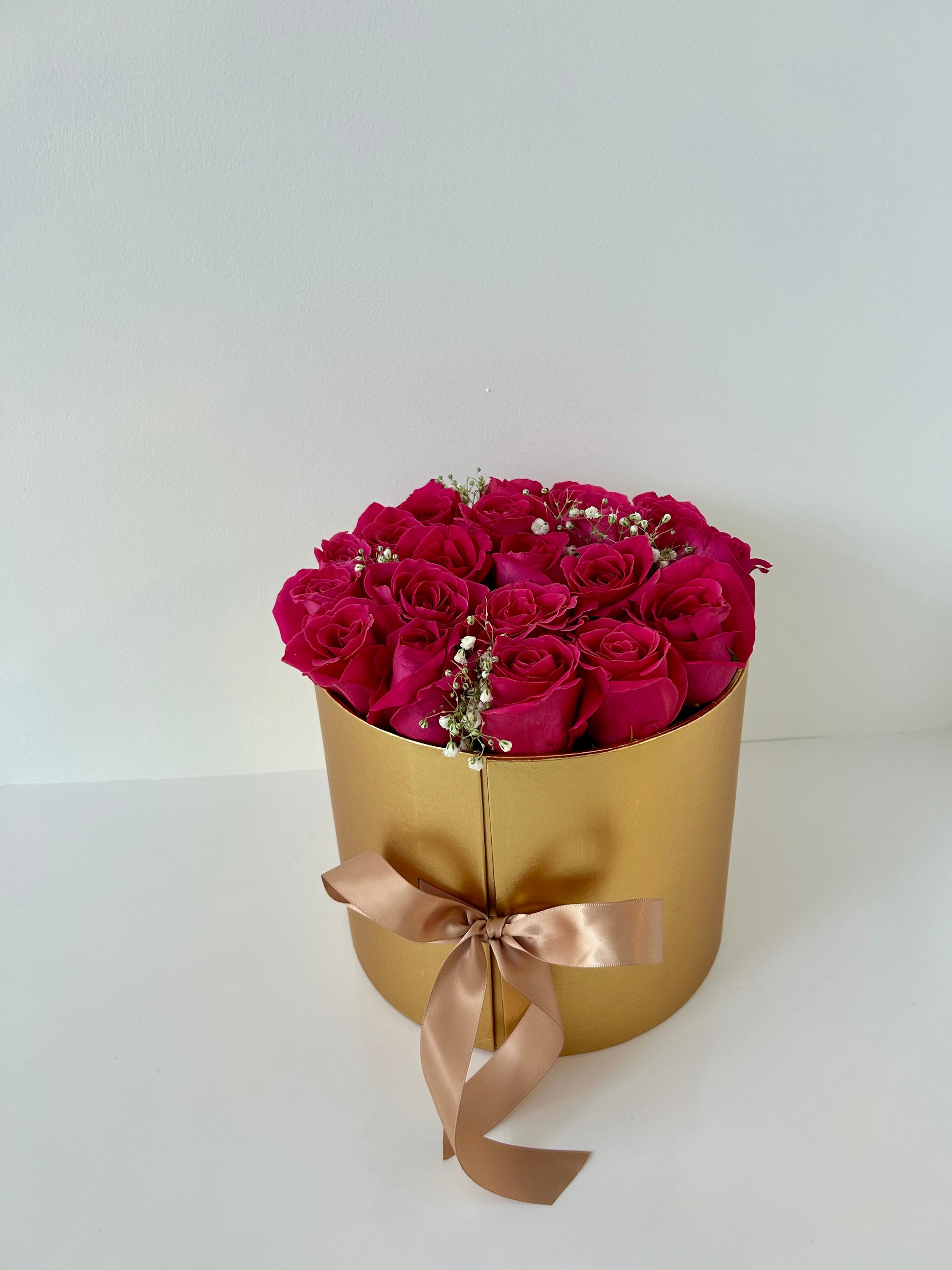 Gold Round-shaped box with pink roses on white background