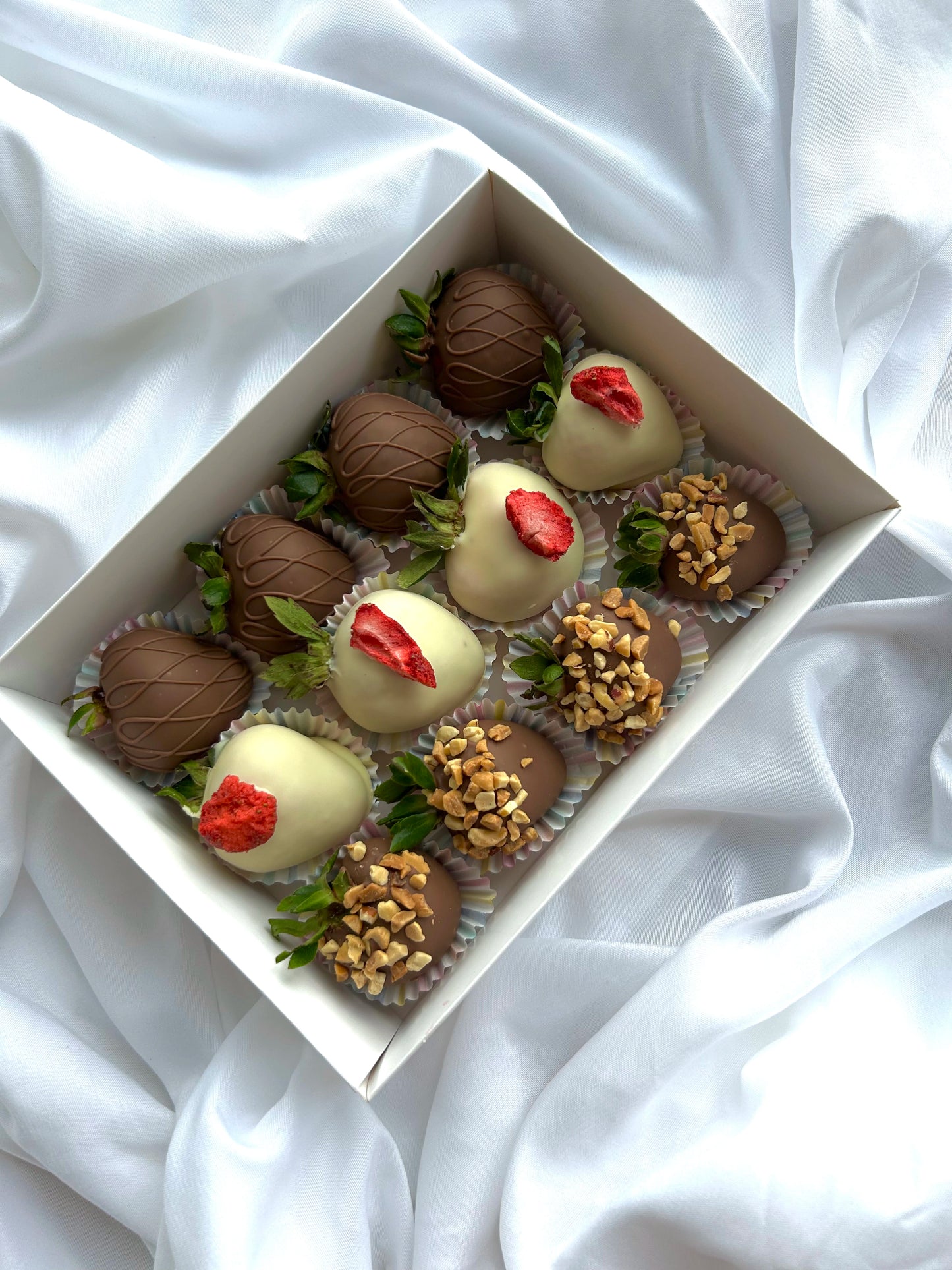 12 chocolate covered strawberries in white box