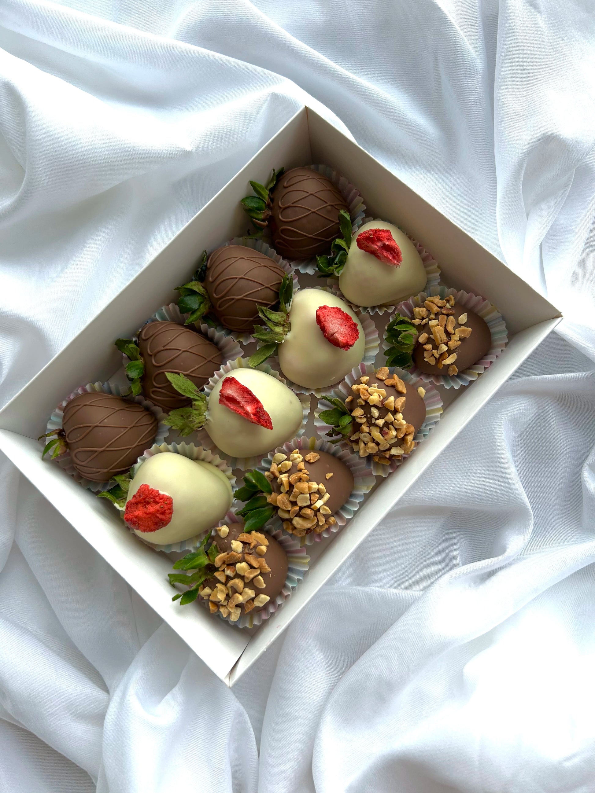 12 chocolate covered strawberries in white box