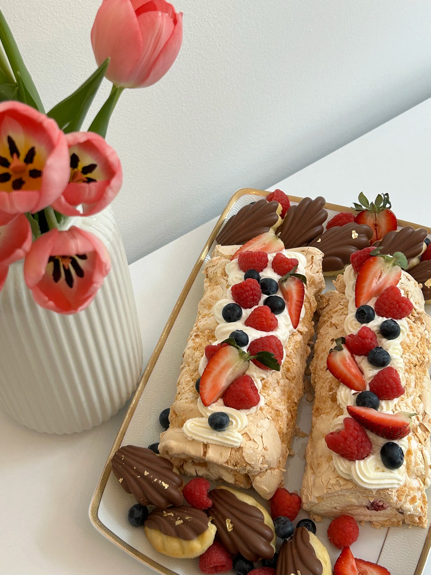 Delicate dessert roll made with crispy meringue and smooth mascarpone cream